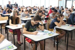étudiants passant examen du baccalauréat