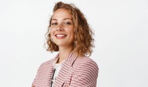 femme d'affaires souriante sur fond blanc