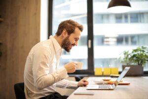 homme salarié dans un bureau